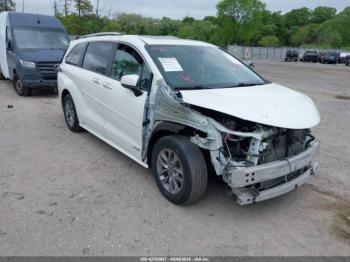  Salvage Toyota Sienna