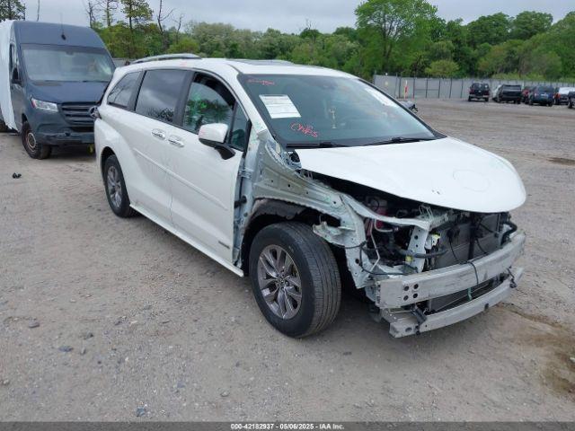  Salvage Toyota Sienna