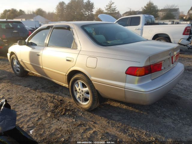 Toyota Camry Le Image 5