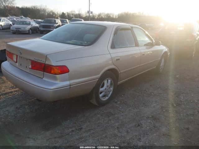 Toyota Camry Le Image 6