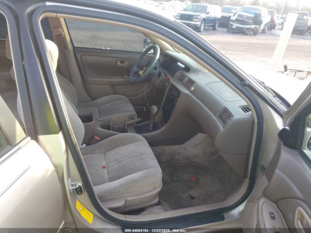 Toyota Camry Le Image 7