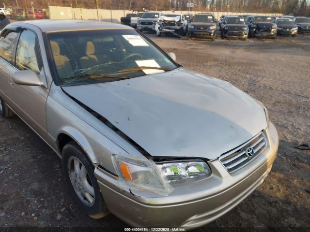Toyota Camry Le Image 10
