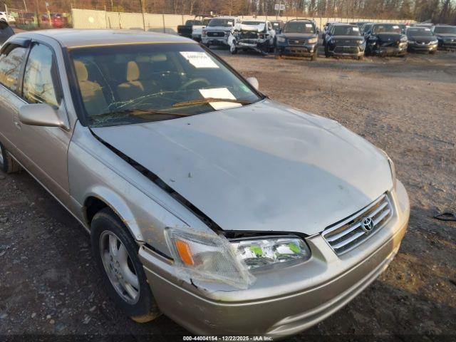 Toyota Camry Le Image 10