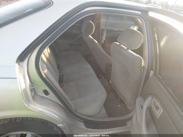 Toyota Camry Le Image 11