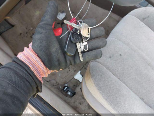 Toyota Camry Le Image 9