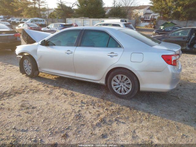 Toyota Camry Le Image 2