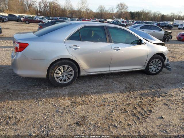 Toyota Camry Le Image 6