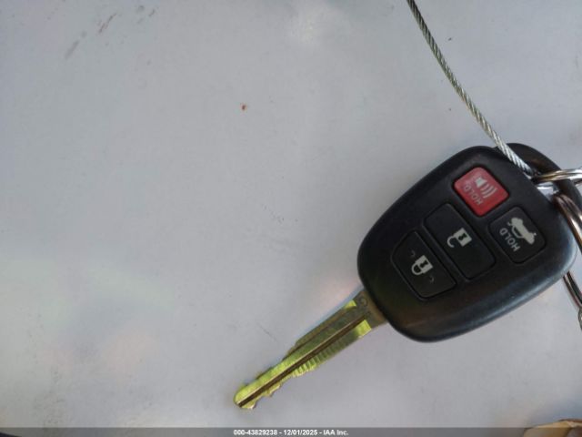 Toyota Camry Le Image 10