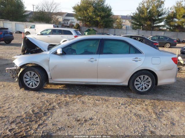 Toyota Camry Le Image 14