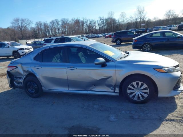 Toyota Camry Le Image 8