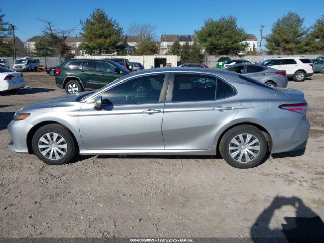 Toyota Camry Le Image 9