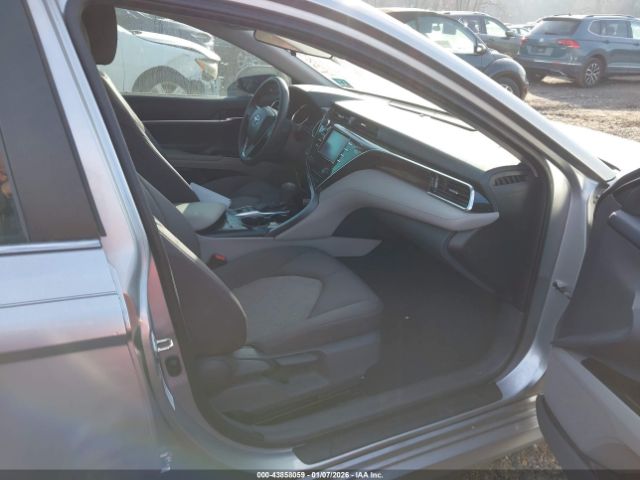 Toyota Camry Le Image 16