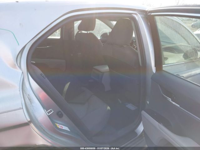 Toyota Camry Le Image 11