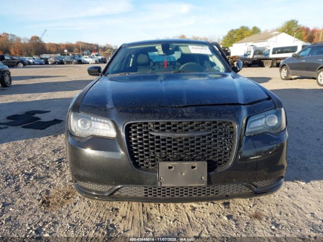 Chrysler 300 Touring Image 12