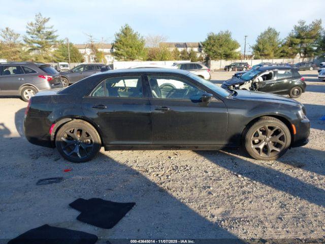 Chrysler 300 Touring Image 11