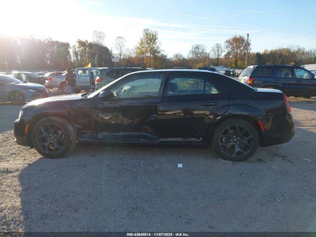 Chrysler 300 Touring Image 14