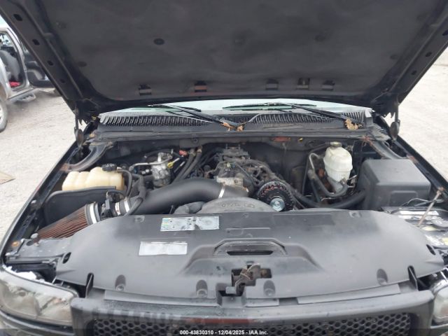 GMC Yukon Denali Image 8