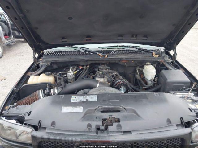 GMC Yukon Denali Image 8