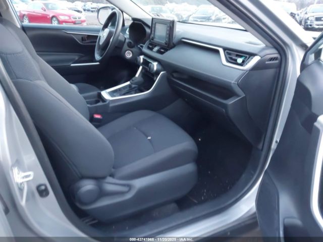 Toyota RAV4 Le Image 12