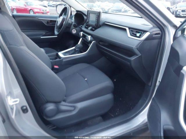 Toyota RAV4 Le Image 12