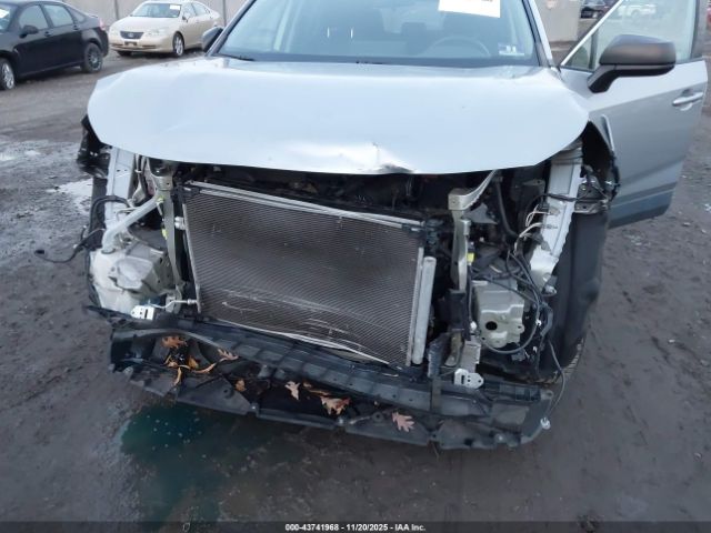 Toyota RAV4 Le Image 16