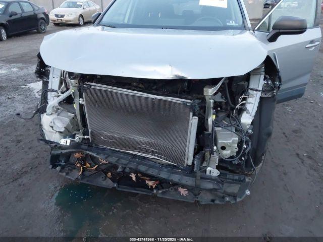 Toyota RAV4 Le Image 16