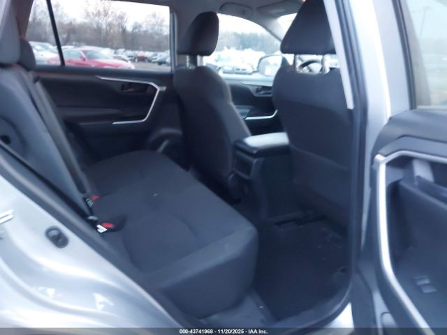 Toyota RAV4 Le Image 3