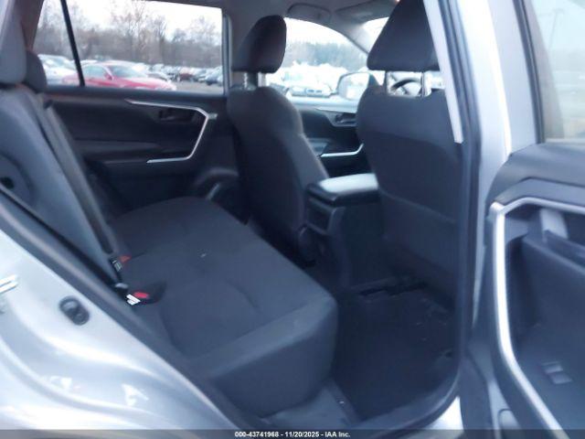 Toyota RAV4 Le Image 3