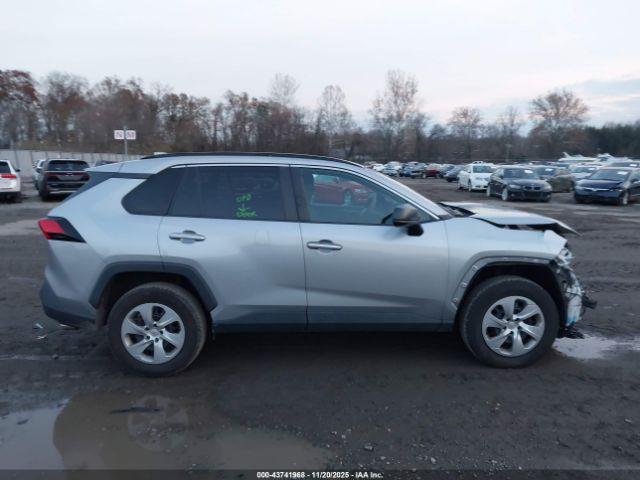 Toyota RAV4 Le Image 15