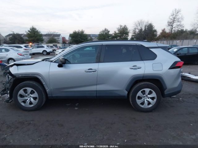 Toyota RAV4 Le Image 17