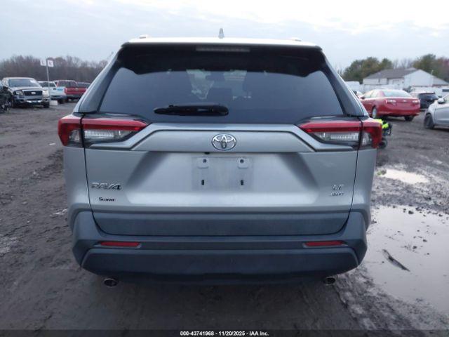 Toyota RAV4 Le Image 5