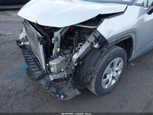 Toyota RAV4 Le Image 4