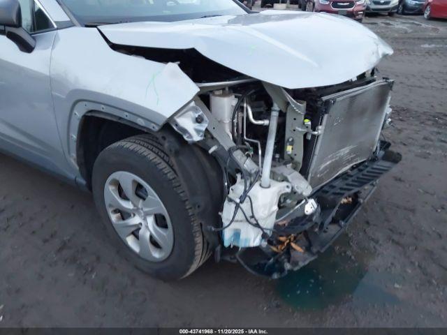 Toyota RAV4 Le Image 7