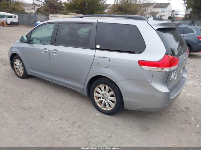 Toyota Sienna Xle Image 2