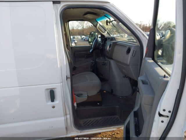 Ford E-150 Image 13