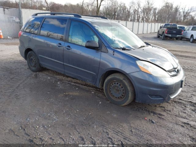 Toyota Sienna Le Image 1