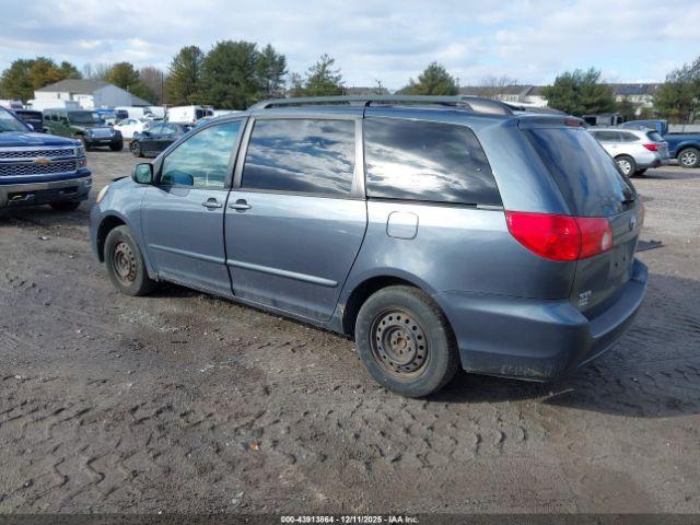 Toyota Sienna Le Image 8