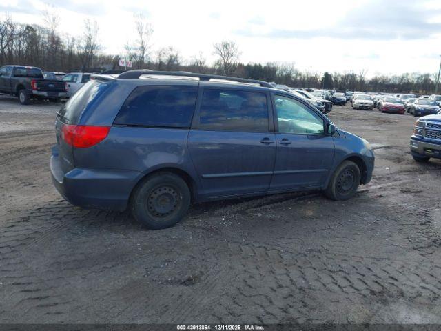 Toyota Sienna Le Image 9