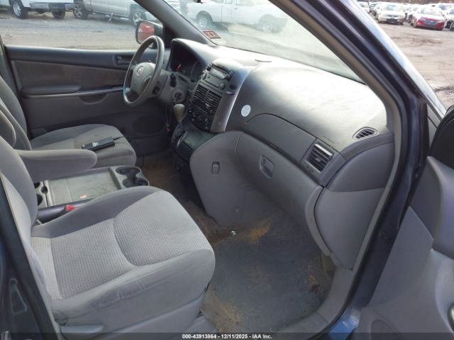 Toyota Sienna Le Image 10