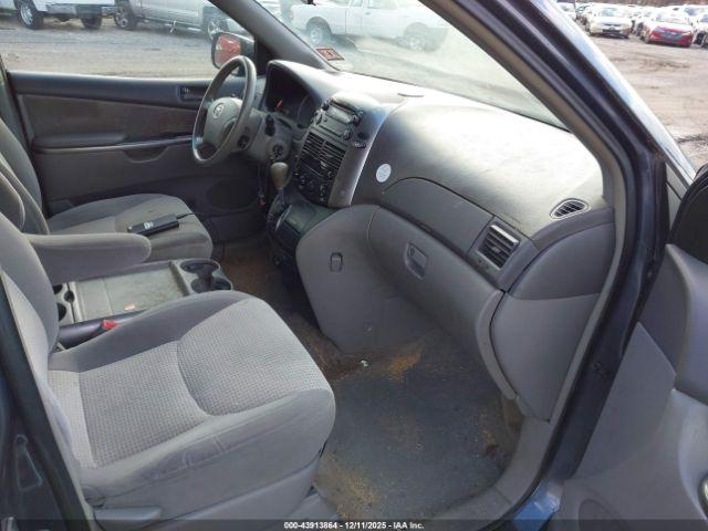 Toyota Sienna Le Image 10