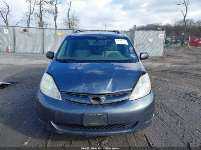 Toyota Sienna Le Image 6