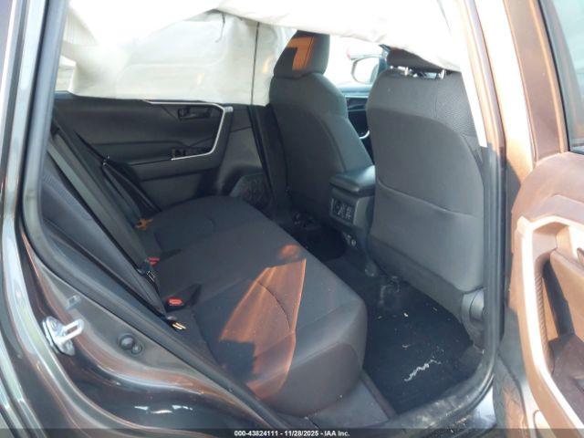 Toyota RAV4 Le Image 4