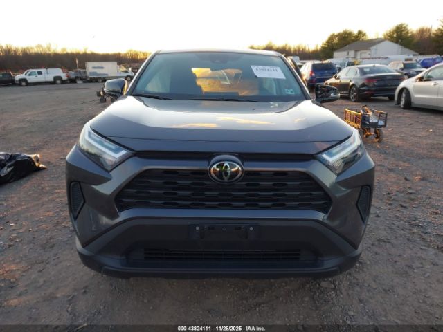 Toyota RAV4 Le Image 12