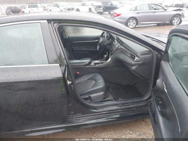 Toyota Camry Se Image 11