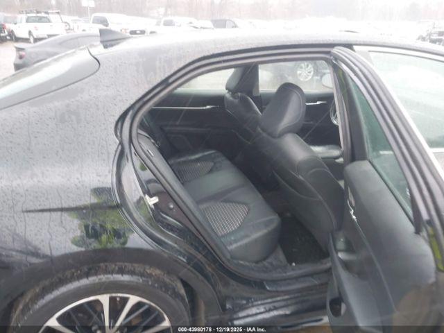 Toyota Camry Se Image 13