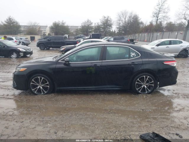 Toyota Camry Se Image 8