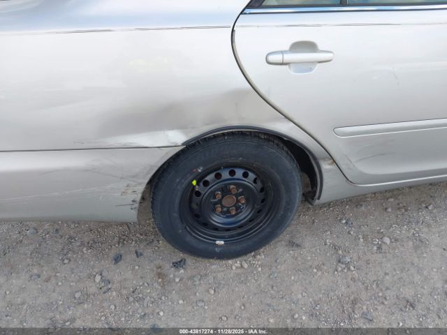 Toyota Camry Le Image 9