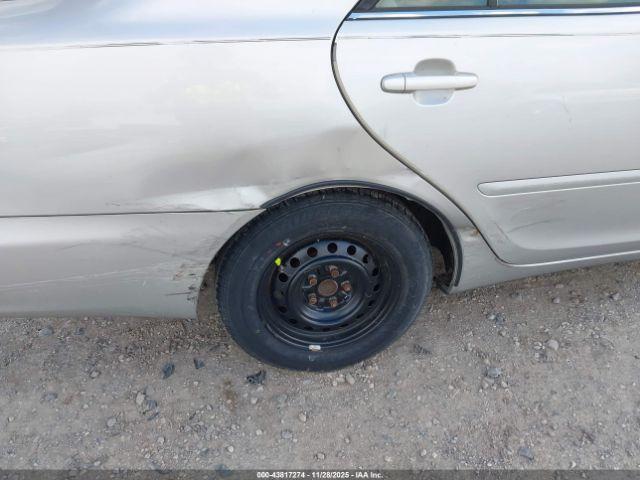 Toyota Camry Le Image 9