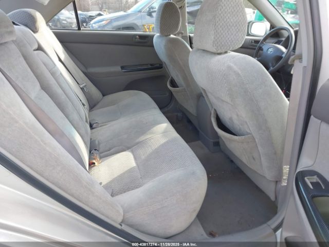 Toyota Camry Le Image 10