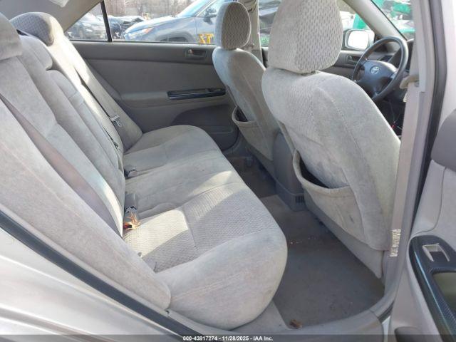 Toyota Camry Le Image 10